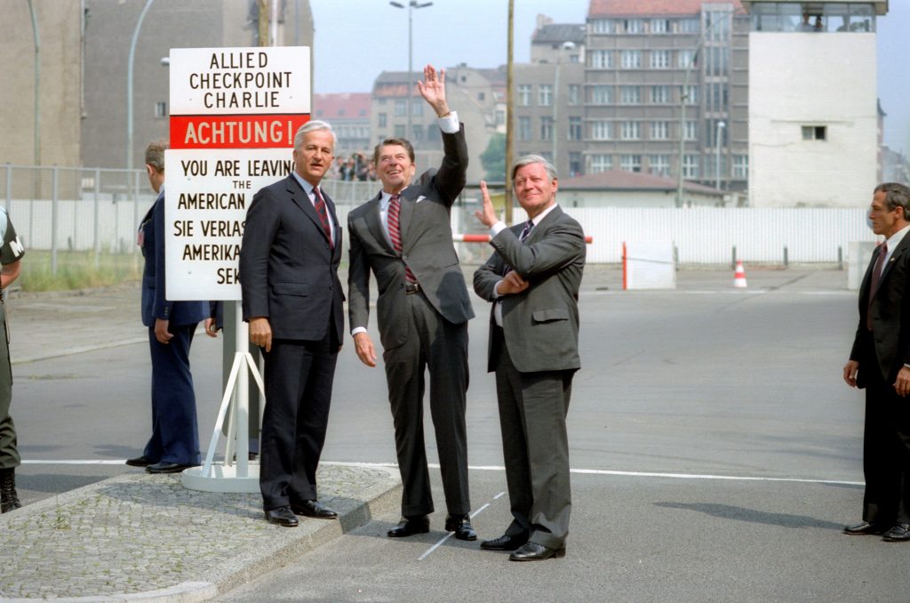 Berlins Bürgermeister Richard von Weizsäcker, US-Präsident Ronald Reagan und Bundeskanzler Helmut Schmidt am 11. Juni 1982 vor dem Checkpoint Charlie