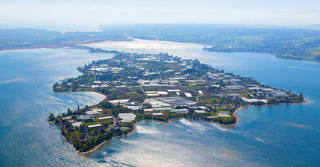 Passen alle Menschen Baden-Württembergs auf die Insel Reichenau? Platz für eine gigantische Party!