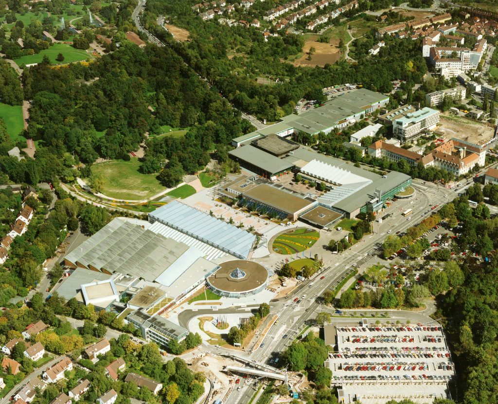 Luftaufnahme vom Stuttgarter Messegelände auf dem Killesberg, das nach dem Zweiten Weltkrieg bis Mitte 2007 bespielt wurde. 