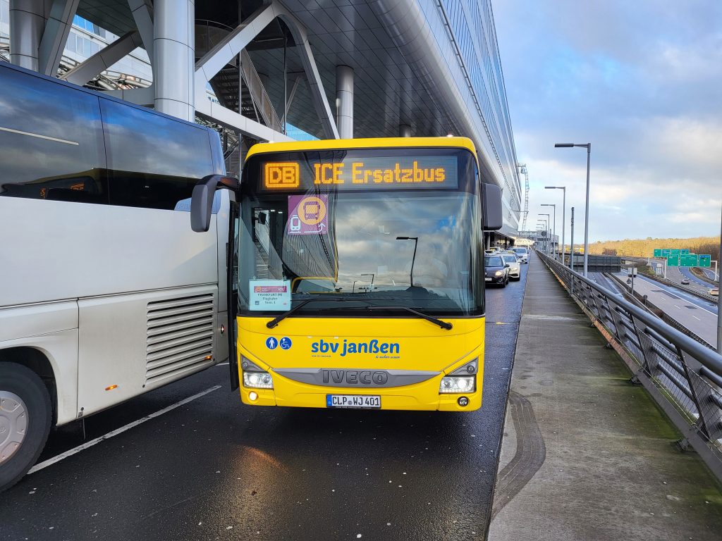 Ersatzverkehr für den Fernverkehr auf der Riedbahn von Frankfurt Flughafen nach Mannheim Foto: Deutsche Bahn AG / Patrick Breun