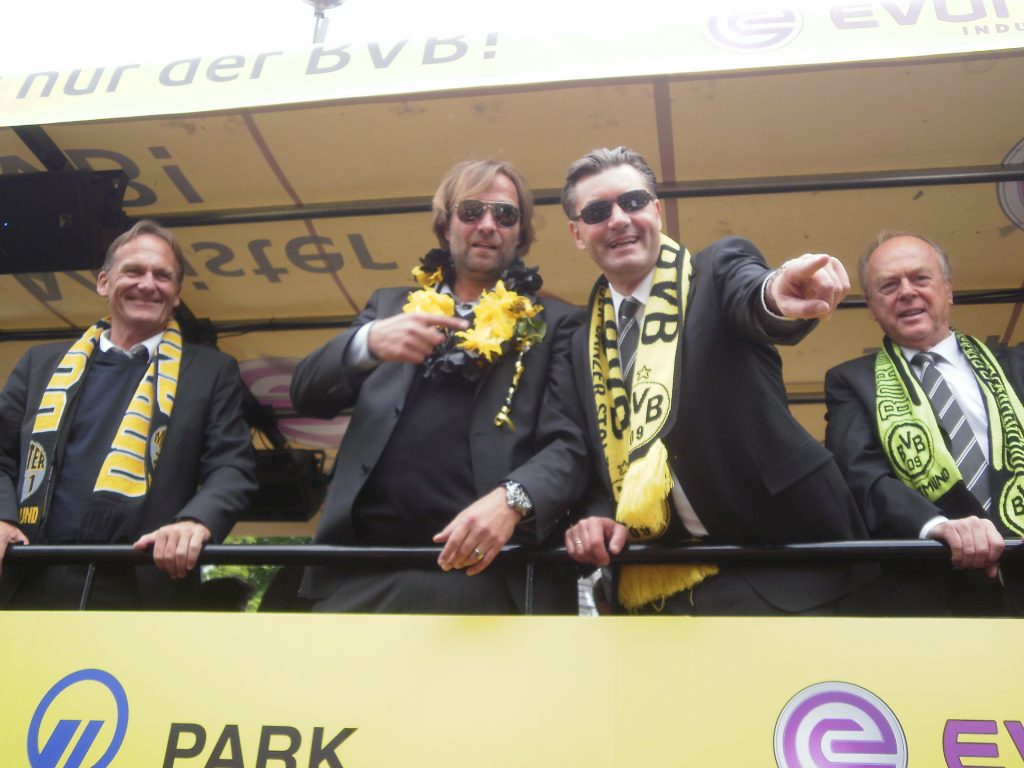 Jürgen Klopp & Borussia Dortmund feiern den Gewinn der Bundesliga und des DFB-Pokals im Jahr 2011.
