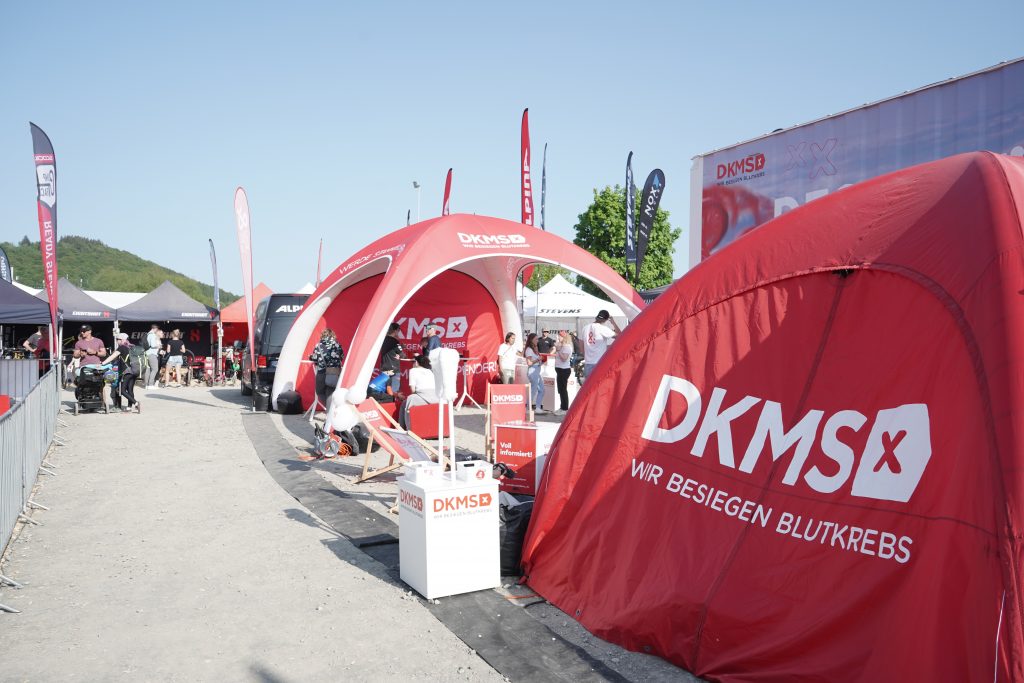 World Blood Cancer Day 2023: Spendernachwuchs gesucht! Der Stand der DKMS auf dem BIKE Festival in Willingen 2023.
