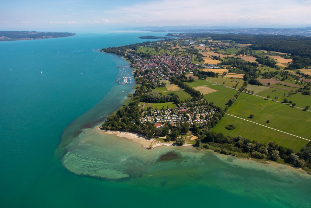 Camping am Bodensee: Naturnahes Glück und SinnesImpulse pur Konstanz Dingelsdorf Bodensee Camping Klausenhorn Strandbad Luftbild 03 Copyright MTK Achim Mende
