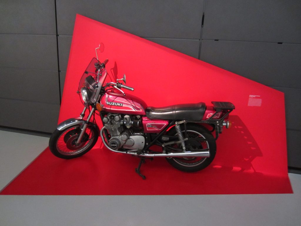Das für die Tat verwendete, später umgebaute Motorrad in einer Kunstausstellung im Jahre 2013
