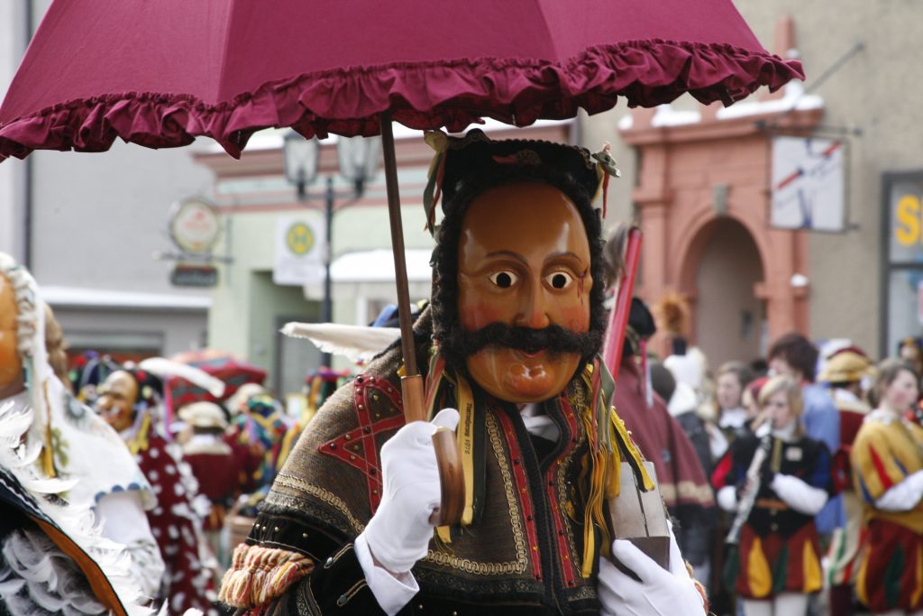 Ronnys Schantle mit dem charakteristischen Schnurrbart sowie Schirm und Schnupftdose.
Foto: Earwig – Selbst fotografiert,  Attribution, commons.wikimedia.org
