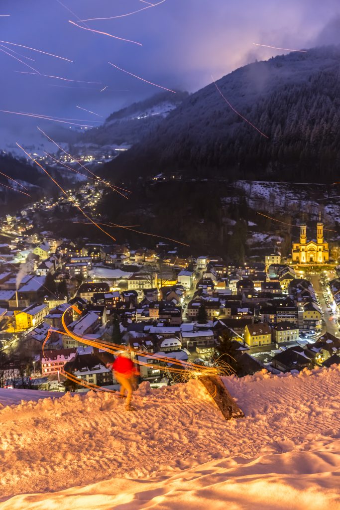 Spektakel am Himmel: Beim Scheibenschlagen in Todtnau erleben Besucher*innen ein faszinierendes Schauspiel, wenn glühende Holzscheiben elegant durch die Nacht fliegen.