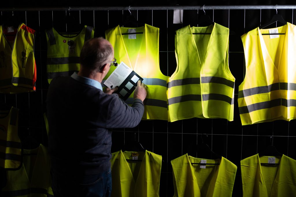 Warnwesten im ADAC-Test: Tödliches Risiko durch mangelhafte Reflexion – "Im Ernstfall können sie lebensgefährlich sein." 2 Mit einem Prüfset untersucht der ADAC Experte die Warnwesten auf ihre Reflexionskraft.