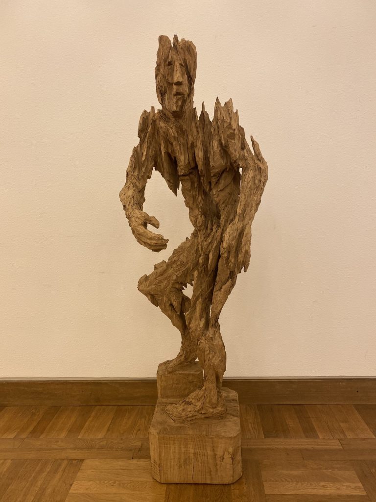 Die Ausstellung „Spuren des Menschseins“ mit Werken des Bildhauers Andreas Kuhnlein. Für seine Arbeiten verwendet er Holz von abgestorbenen und entwurzelten Bäumen.