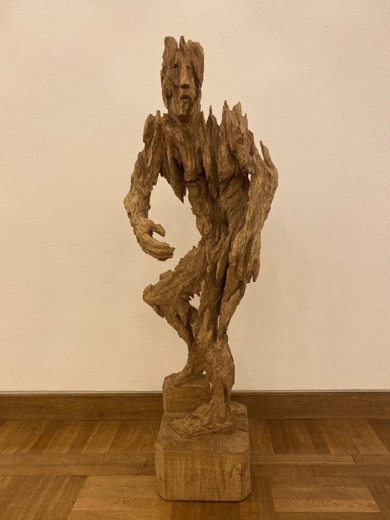 Zweiteilige Ausstellung „Spuren des Menschseins“ von Andreas Kuhnlein im Kloster Maulbronn 1 Die Ausstellung „Spuren des Menschseins“ mit Werken des Bildhauers Andreas Kuhnlein. Für seine Arbeiten verwendet er Holz von abgestorbenen und entwurzelten Bäumen.
