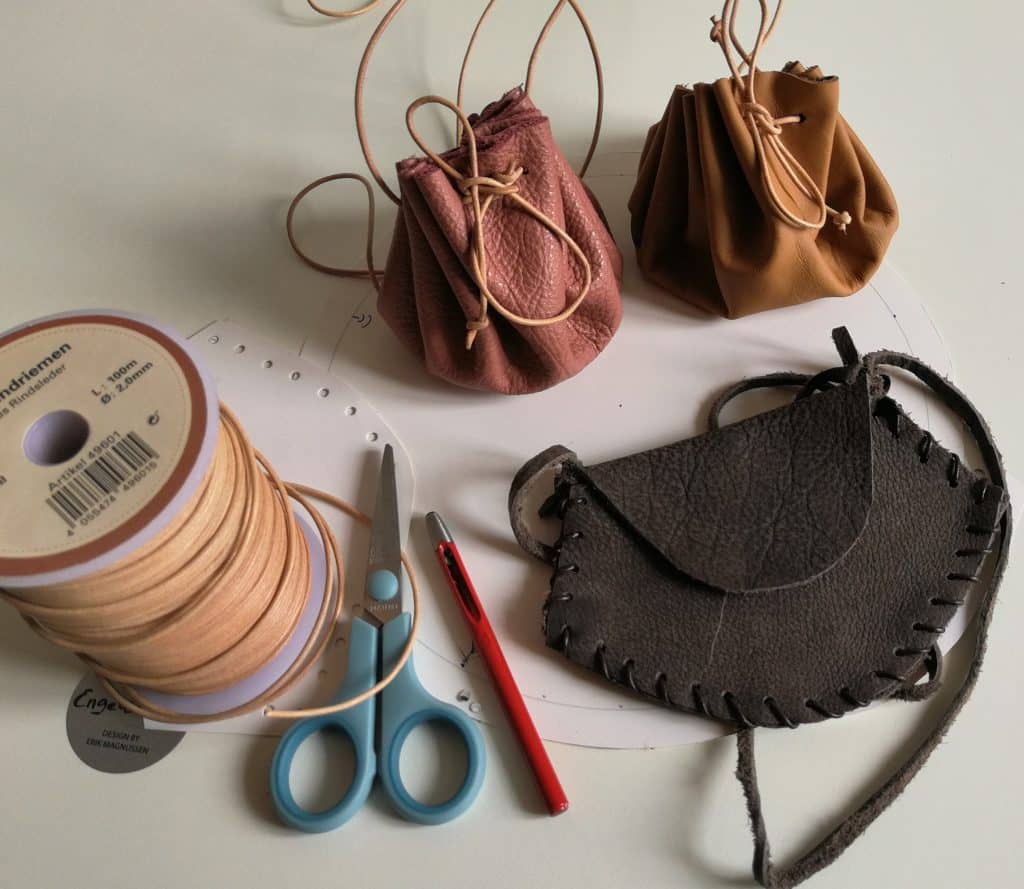 Osterferien im Kloster Alpirsbach: Mit Rittern und Edelsteinen auf Schatzsuche 01 alpirsbach sofue ledergeldbeutel foto ssg lia braun ssg pressebild