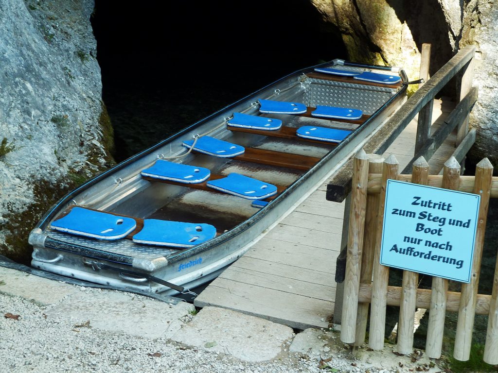 Mit so einem Boot beginnt die faszinierende Reise ins Innere der geheimnisvollen Höhle.
