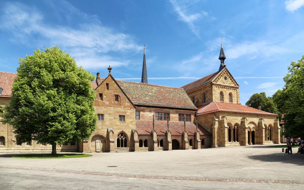 Zweiteilige Ausstellung „Spuren des Menschseins“ von Andreas Kuhnlein im Kloster Maulbronn