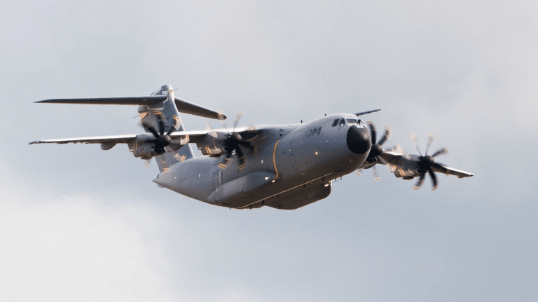 Spektakuläre Übung: Fallschirmspringer der Bundeswehr heben vom Bodensee-Airport Friedrichshafen ab