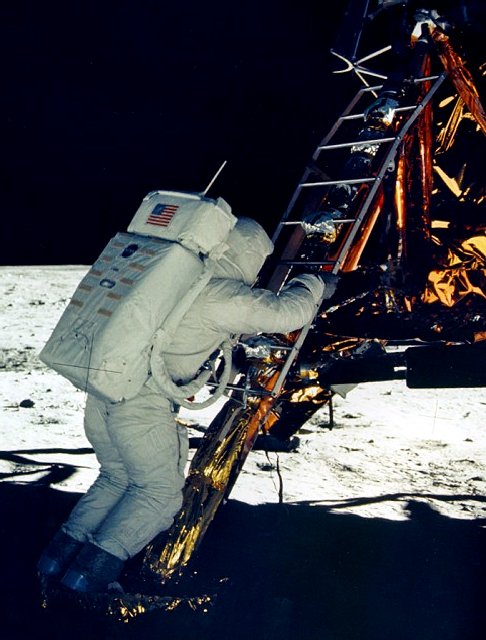 Einer der wenigen Menschen die den Mond je betreten durften Buzz Aldrin verlässt die Eagle
