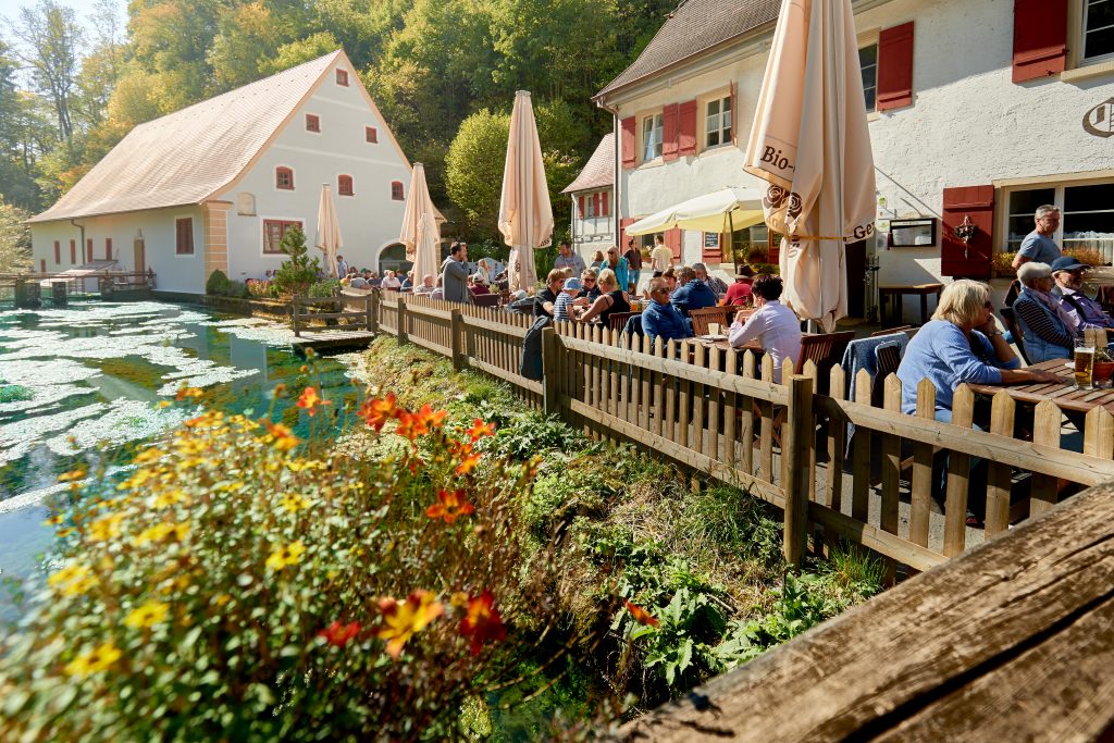 Pause auf der Terrasse: Familien und Wanderer genießen regionale Köstlichkeiten im Bio-Gasthof Friedrichshöhle.