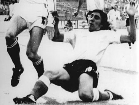 Grzegorz Lato erzielt das 1:0 im Gruppenspiel Polen gegen Argentinien. Polen triumphiert mit einem 3:2-Sieg gegen Argentinien am 15. Juni 1974. 
Foto: Von Bundesarchiv, Bild 183-N0615-0029