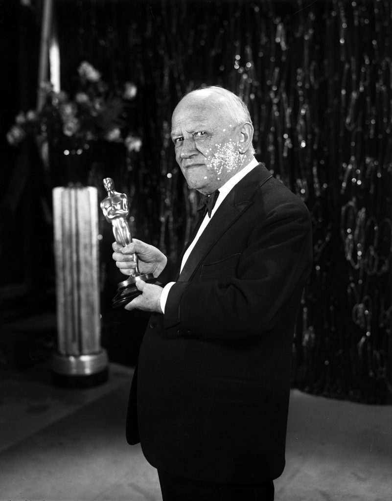 Schwabenstreich: Wie ein Baden-Württemberger Hollywood gründete und die Traumfabrik zum Zentrum der Filmwelt machte! Carl Laemmle holding an Oscar trophy 1930