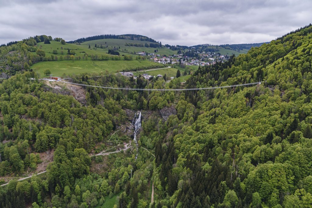 Von hoch droben am Feldberg kommt der Stübenbach, der hier über ein gewaltiges Granitmassiv 97 Meter tief zu Tal stürzt. In einem der höchsten Wasserfälle Deutschlands, einem geschützten Naturdenkmal. Manche nennen ihn auch die „Niagarafälle“ des Hochschwarzwalds. 
