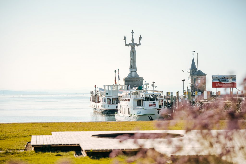 Ostern in Konstanz 2024: Frühlingsgefühle am Bodensee Konstanz Hafen Schiff Moewe Imperia Bluete 02 Copyright MTK Leo Leister