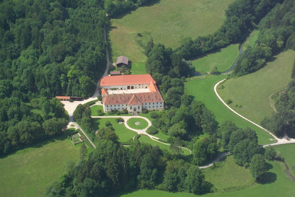 Schloss Ehrenfels, eingebettet in die Landschaft,