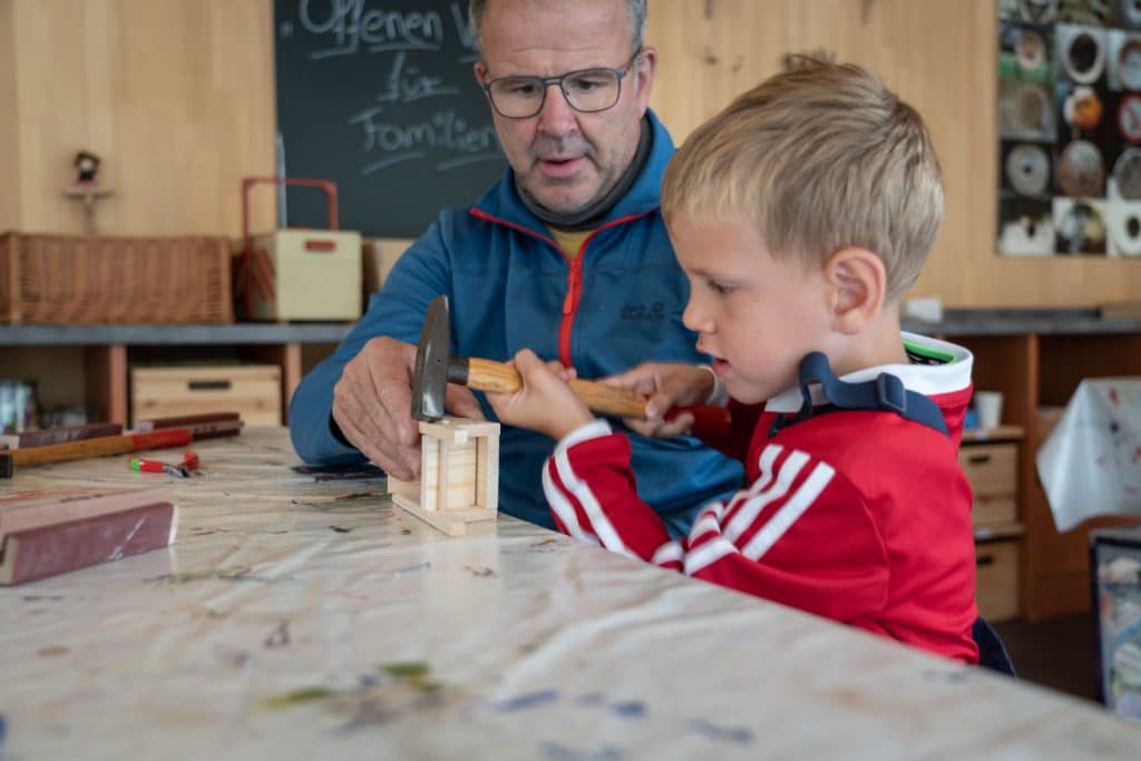 Start in die Jubiläumssaison: 60 Jahre Freilichtmuseum Vogtsbauernhof – Geschichte, lebendig wie nie! 2 Start in die Jubiläumssaison: 60 Jahre Freilichtmuseum Vogtsbauernhof – Geschichte, lebendig wie nie! Offene Werkstatt fuer Familien Foto Schwarzwaelder Freilichtmuseum Vogtsbauernhof