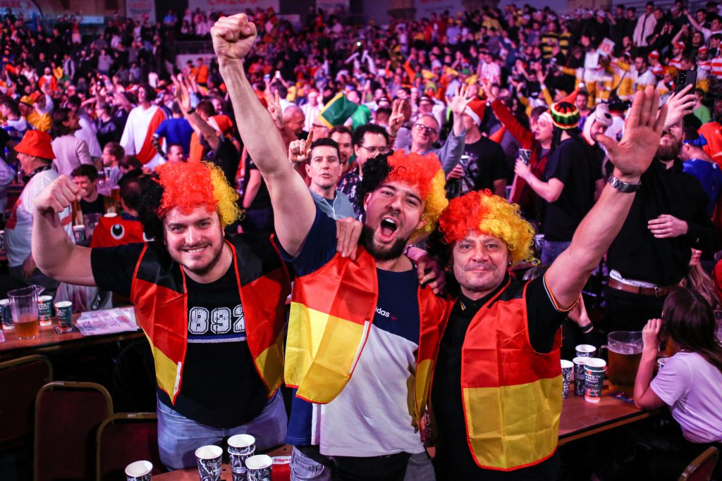 One hundred and twenty!!!! Darts-Fieber im Europa-Park: Weltklasse-Spieler treffen am 4. Mai 2024 in Rust aufeinander