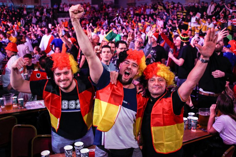 One hundred and twenty!!!! Darts-Fieber im Europa-Park: Weltklasse-Spieler treffen am 4. Mai 2024 in Rust aufeinander