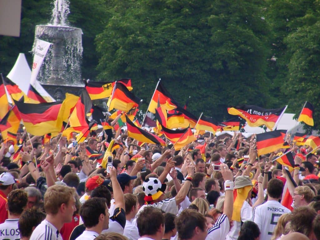 „Die ganze Stadt ein Stadion“: Fußball-Fieber in Stuttgart – Die EM 2024 verspricht ein grandioses Sommer-Highlight 2 Deutsche Fans in Stuttgart während des Spiels um Platz 3 bei der Fußballweltmeisterschaft 2006. Alle hoffen bei der EM auf ein Sommermärchen 2.0