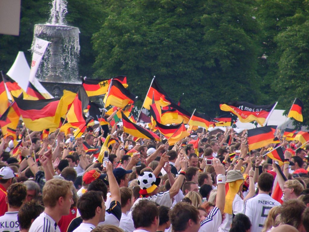 Deutsche Fans in Stuttgart während des Spiels um Platz 3 bei der Fußballweltmeisterschaft 2006. Alle hoffen bei der EM auf ein Sommermärchen 2.0
