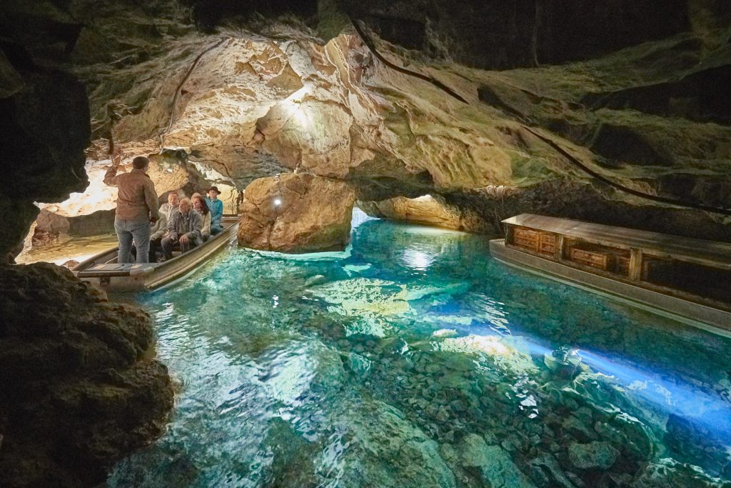 Die Wimsener Höhle mit dem Boot erkunden. Im Inneren warten beeindruckende Stalaktiten und ruhige Wasserwege auf Entdecker. 
