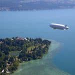 Zeppelin fliegt über die Insel Mainau am Bodensee