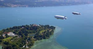 Zeppelin fliegt über die Insel Mainau am Bodensee