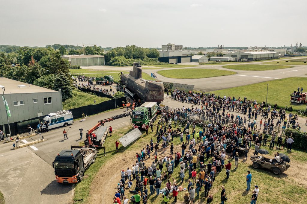 Ein Spektakel, das die Massen anzieht: Der Transport der U17 auf dem Weg zum Technikmuseum in Speyer.
