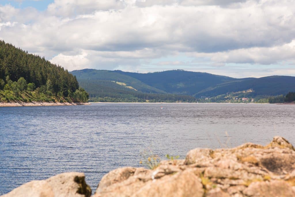 Der Schluchsee, Baden-Württembergs größter See, mit dem Feldberg im Hintergrund
