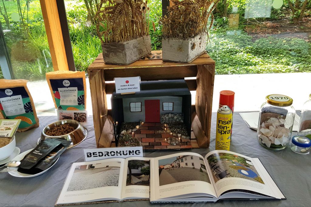 An verschiedenen Stationen wird über Insekten, ihre Bedrohung und ihren Schutz informiert