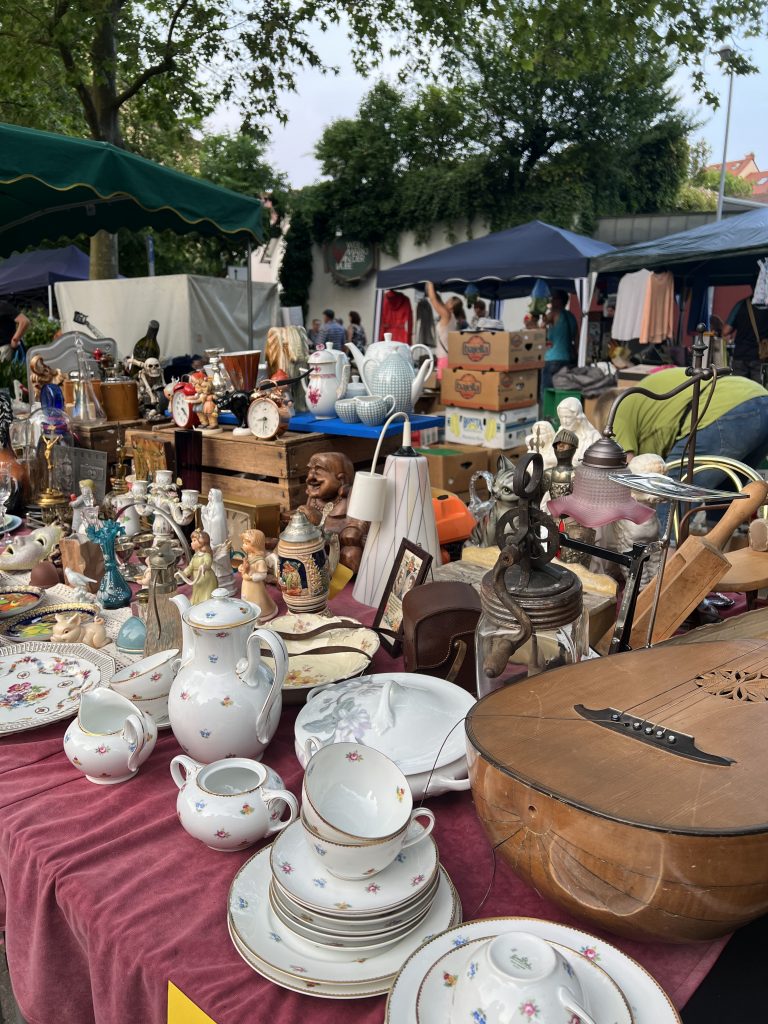 Der Mega-Flohmarkt: 24 Stunden, zwei Länder, unzählige Schätze! Konstanz Flohmarkt Stand Einkaufen 02 Copyright MTK Theresa Arndt