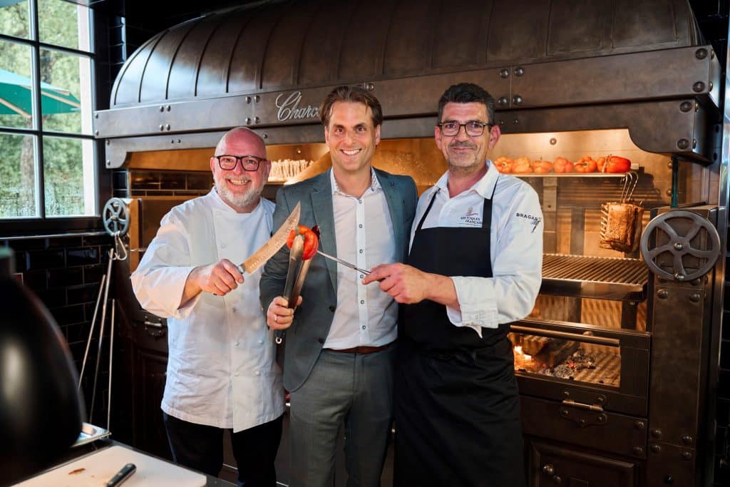 Neues kulinarisches Highlight im Elsass: "Amitié - La Cuisine du Château" eröffnet 2 Holger Strütt, Thomas Mack und Philippe Peuple (v.li.) vor dem Charcoa Grill aus Galizien