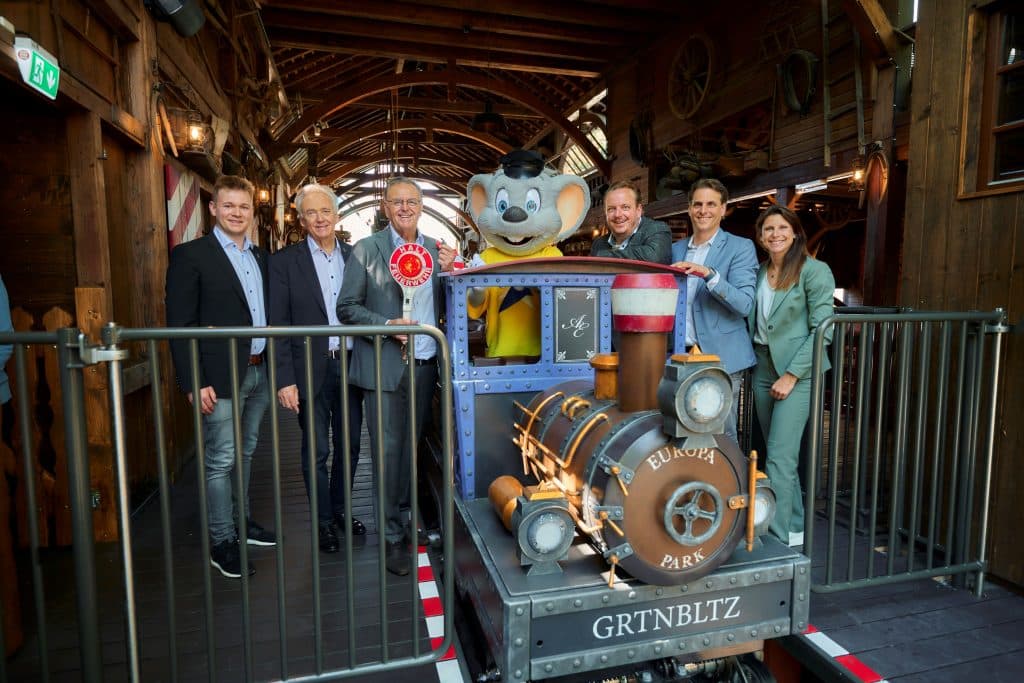 Zwei beliebte Attraktionen im Europa-Park wiedereröffnet: „Alpenexpress Enzian“ und „Tiroler Wildwasserbahn“ PM2024 Schluesseluebergabe OEsterreich 2 1