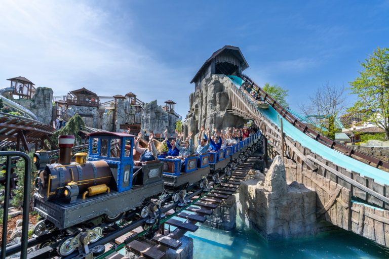 Zwei beliebte Attraktionen im Europa-Park wiedereröffnet: „Alpenexpress Enzian“ und „Tiroler Wildwasserbahn“