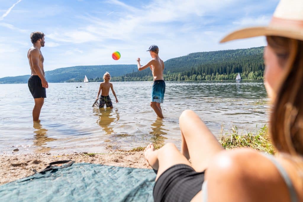 Zum Abkühlen an heißen Sommertagen: Baden-Württembergs Badeseen glänzen mit top Wasserqualität