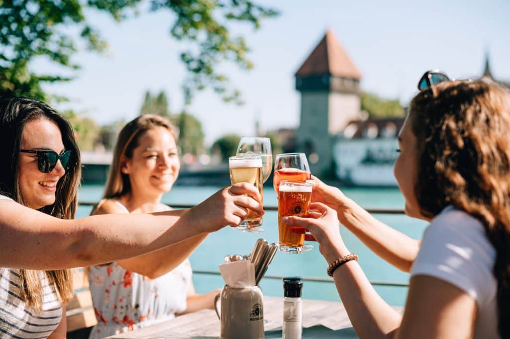 Das Constanzer Wirtshaus am Seerhein bietet eine idyllische Kulisse und deftige Spezialitäten – perfekt für entspannte Stunden mit Blick auf die Alte Rheinbrücke.