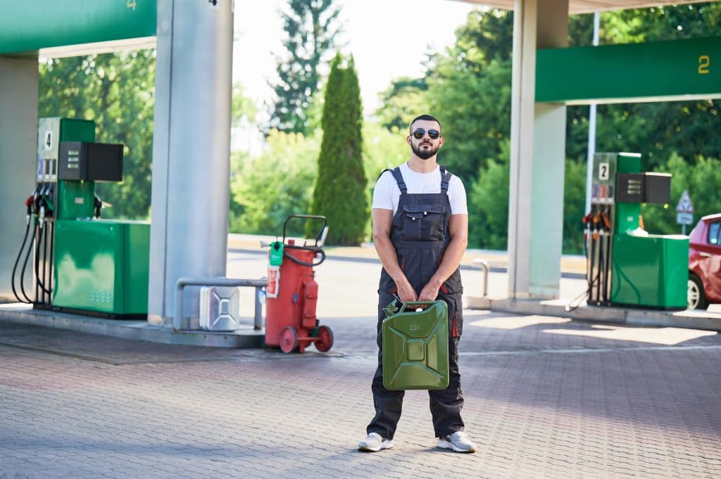 Preisrutsch an der Zapfsäule: Warum fällt der Benzinpreis nicht stärker?