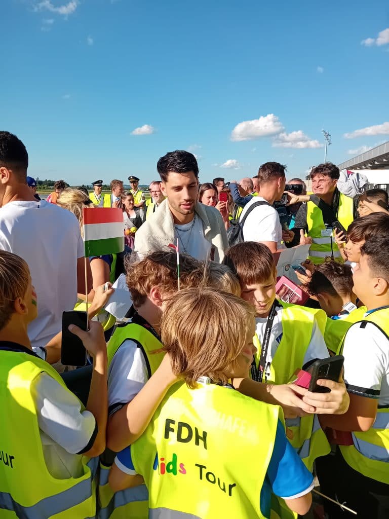EM-Gruppengegner Deutschlands: Ungarns Nationalmannschaft in Friedrichshafen gelandet Ankunft Ungarn2