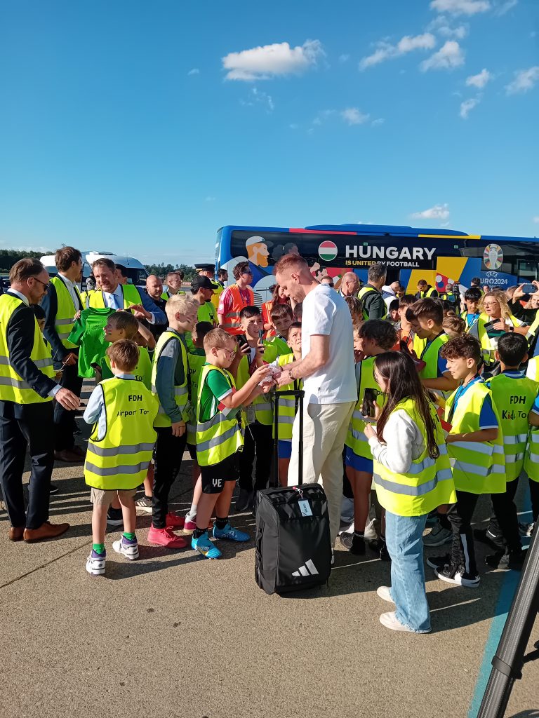EM-Gruppengegner Deutschlands: Ungarns Nationalmannschaft in Friedrichshafen gelandet Ankunft Ungarn4