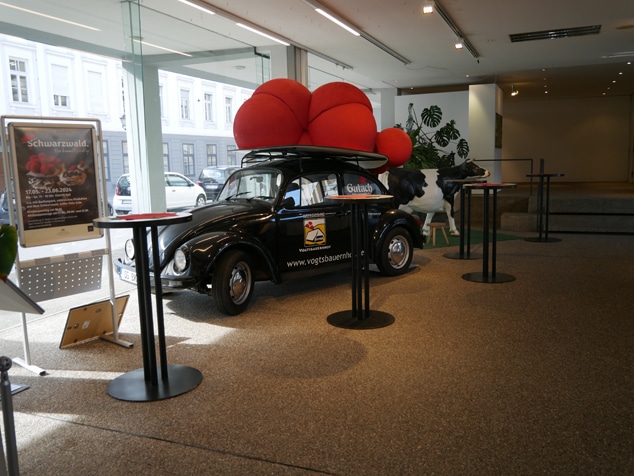 Nur noch bis zum 23. Juni: Ausstellung "Schwarzwald #AbenteuerHeimat" in Karlsruhe 2 Nur noch bis zum 23. Juni: Ausstellung "Schwarzwald #AbenteuerHeimat" in Karlsruhe Auto mit Bollenhut