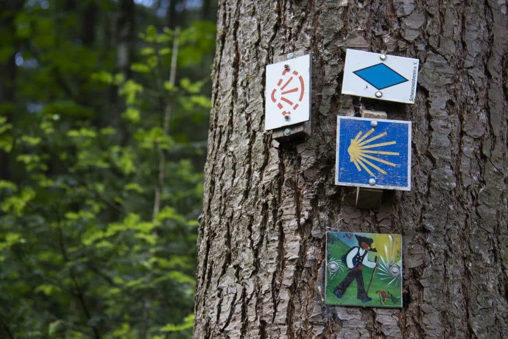 Die Beschilderung des Kinzigtäler Jakobusweges. Dieser Weg im Kinzigtal bietet wunderschöne Wandererlebnisse.
