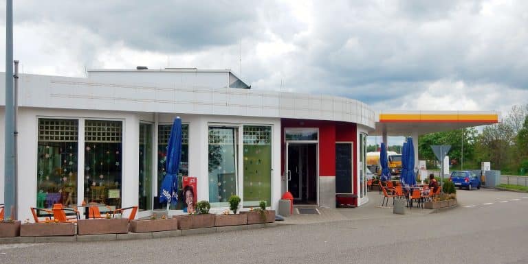 ADAC empfiehlt: besser Abfahren – Wer an der Autobahn tankt, zahlt kräftig drauf!