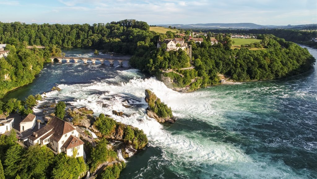 Hochwasser verwandelt Rheinfall in tosendes Naturspektakel