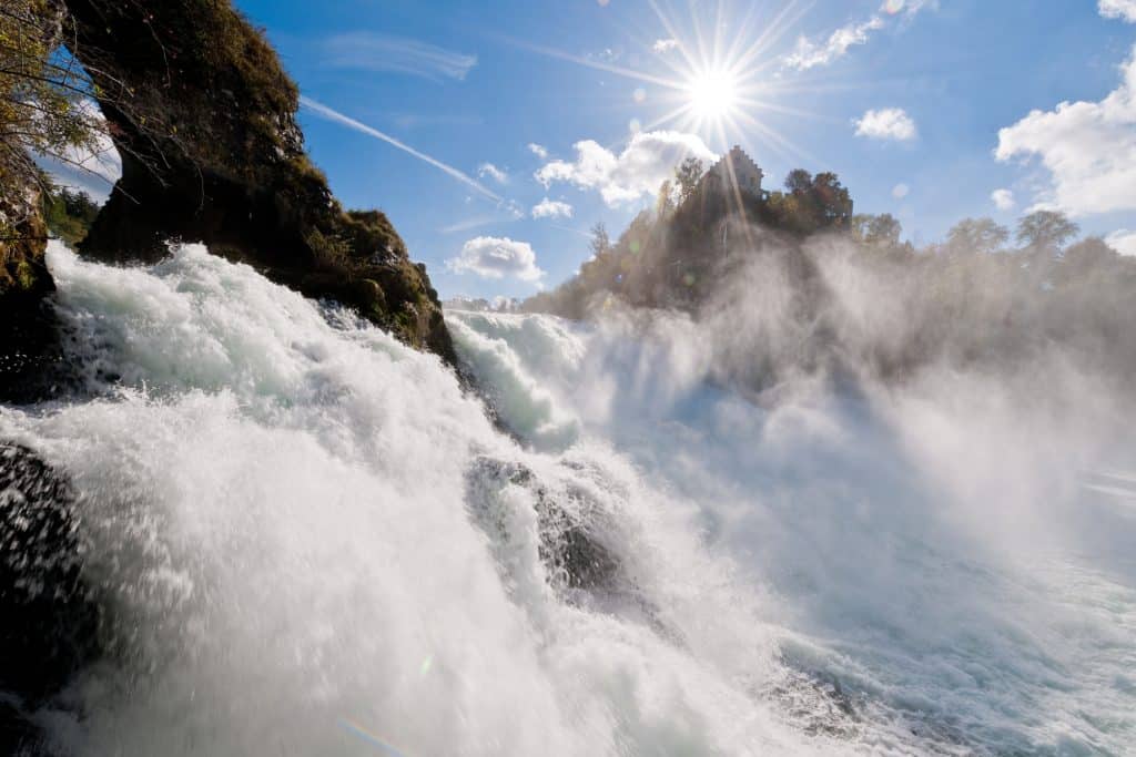 Mit gewaltiger Kraft stürzen die Wassermassen des Rheinfalls in die Tiefe.