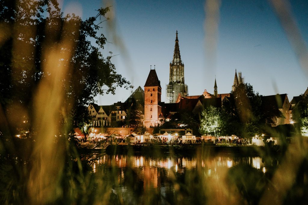 Das Internationale Donaufest in Ulm: Ein lebendiges Fest mit kulturellen Darbietungen, kulinarischen Köstlichkeiten und Wasserspaß entlang des malerischen Donauufers. 
